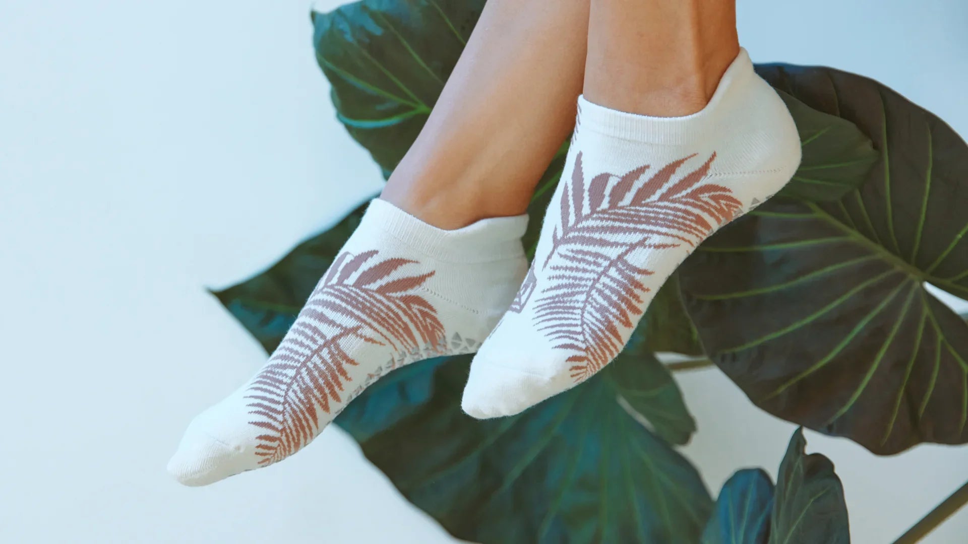 Palm Shadow fra Pointe Studio - Stilfulde og funktionelle til yoga og pilates, med unikt palmendesign og skridsikkert greb.