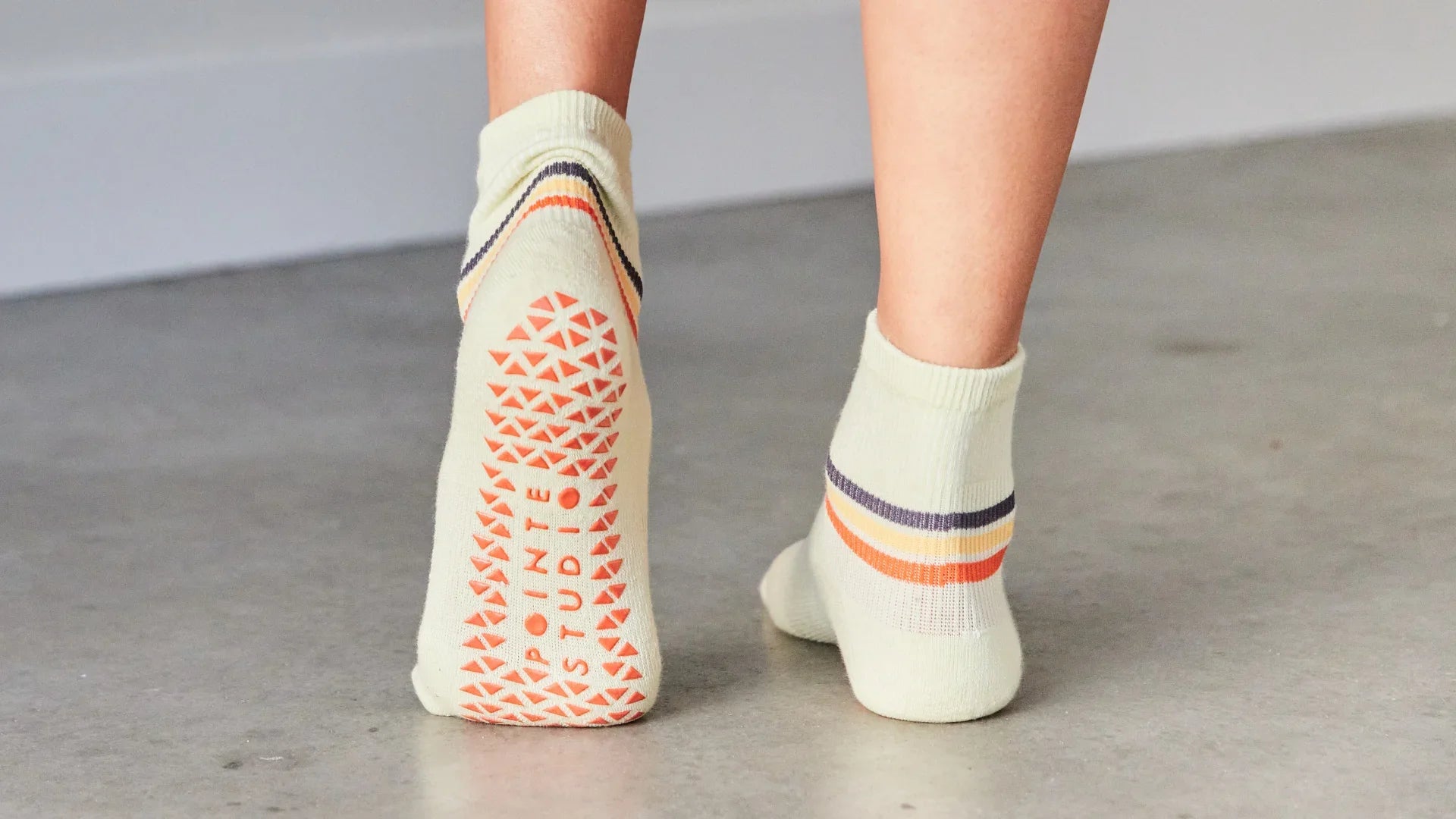 Phoebe Ankle Grip Sock i Leaf fra Pointe Studio, perfekte sokker til yoga og pilates.