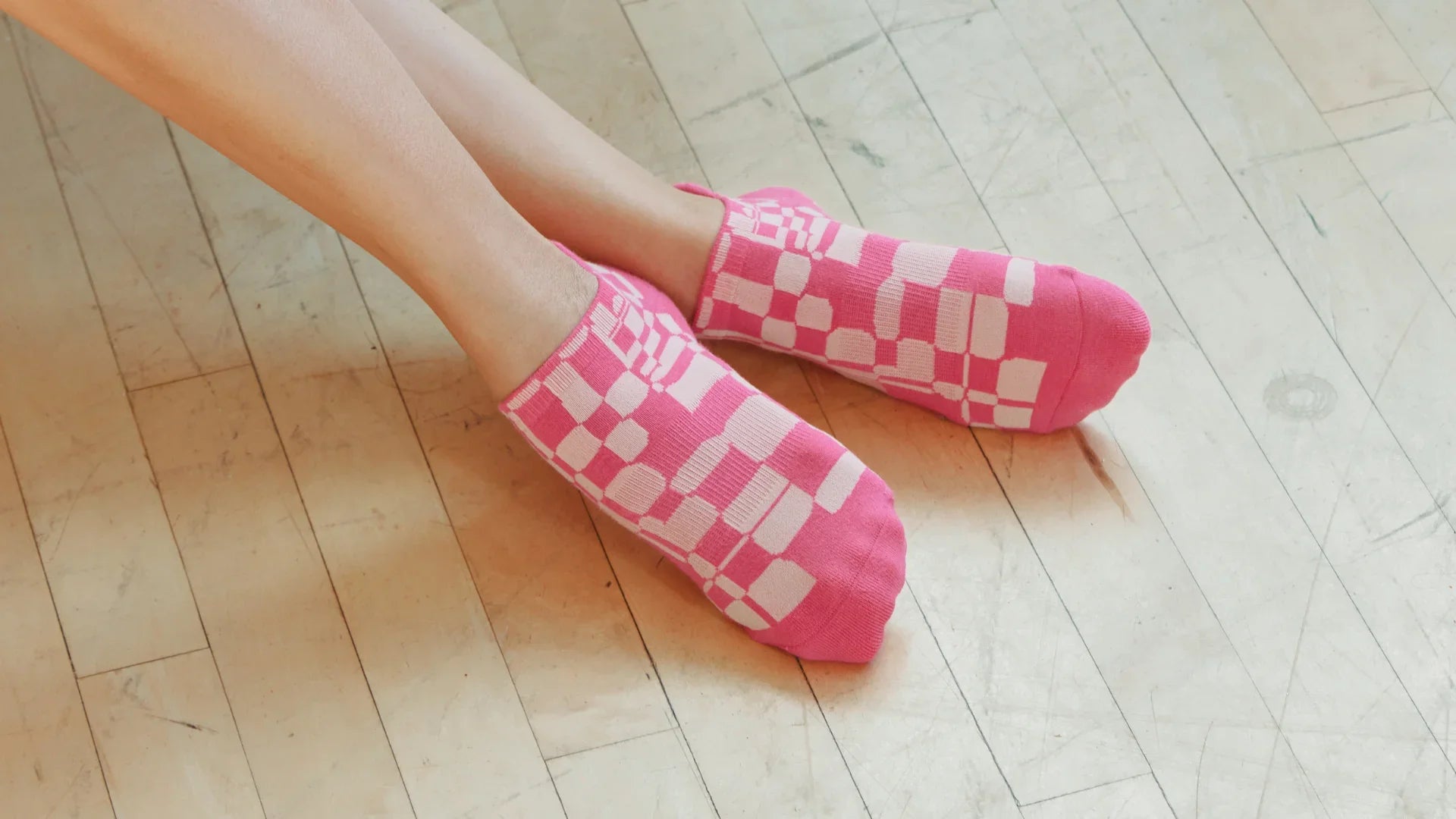Retro Geo Full Foot sokker i Hot Pink fra Pointe Studio. Perfekte til yoga og pilates.