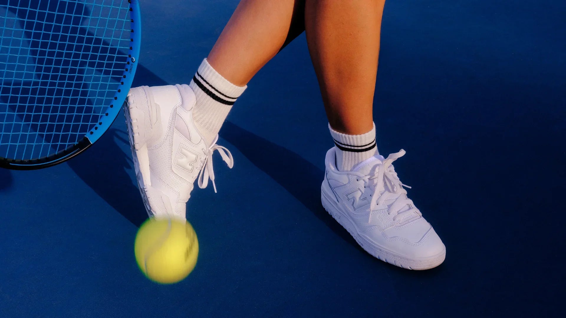 Varsity Ankle Grip Sock i farven White fra Pointe Studio. Idéelle til Yoga, Pilates & Barre.