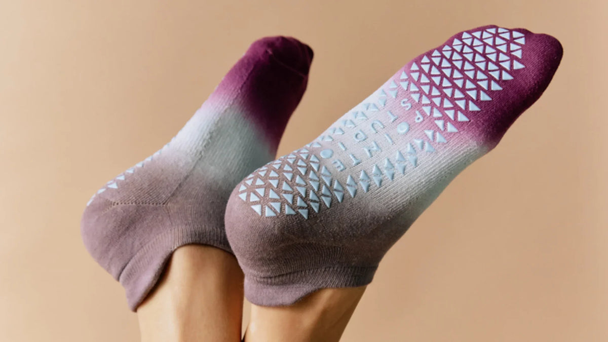 Wyatt Full Foot Grip Sock i farven Berry. Perfekte til Yoga & Pilates.