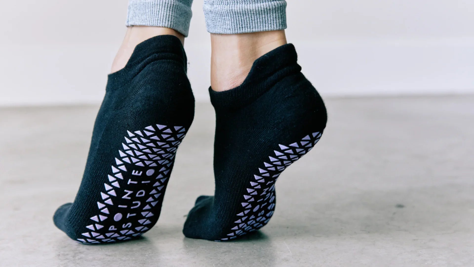 Union Full Foot Grip Sock i Grape Grip fra Pointe Studio. Idéelle sokker til Yoga & Pilates